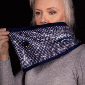 Knitting pattern ufos on cowl made of wool